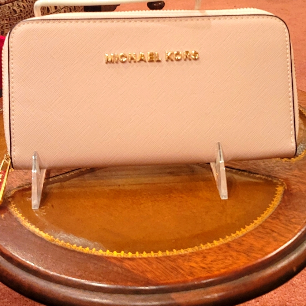 NWOT Michael Kors Powder Tan Zip Around Wallet